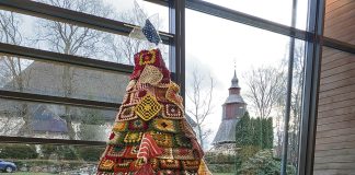 Valotaide loistaa uudenvuoden juhlallisuuksissa Paimion juhlavuoden joulukuusi paljastettiin Paimion kaupungintalon joulumarkkinoilla. Yhteisöllisesti rakentunut joulukuusi koostuu isoäidinneliöistä. Kuva: Paimion kaupunki.