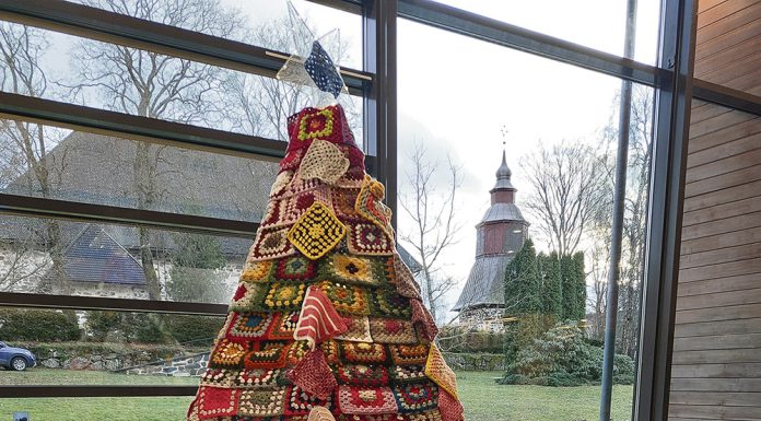 Valotaide loistaa uudenvuoden juhlallisuuksissa Paimion juhlavuoden joulukuusi paljastettiin Paimion kaupungintalon joulumarkkinoilla. Yhteisöllisesti rakentunut joulukuusi koostuu isoäidinneliöistä. Kuva: Paimion kaupunki.