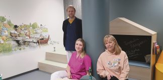 Lasten ja nuorten terveyspalvelut keskeisellä sijainnilla Lasten ja nuorten lääkäriasema Pikkujätin terveydenhuollon ammattilaisiin kuuluvat Lauri Ivaska, Jutta Laakso ja Tuire Taskinen pikkuasiakkaiden leikkitilassa. Nuorille on myös oma mukava odotusaulansa. Kuva: Katariina Mäkinen-Önsoy.