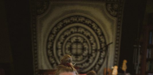 Pakkasyö-joulukiertue Taidekappelissa – äänimatka keskitalven taikaan Yhdeksi-duo koostuu Anni ja Tatu Backista. Kuva: Yhdeksi.