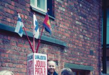 Joulupadat ottavat vastaan lahjoituksia Vuosikymmenien saatossa Pelastusarmeijan Joulupadoista on tullut tuttu näky jouluisessa katukuvassa, ja antamisen ja auttamisen tarve elää yhä vahvana. Kuva: Pelastusarmeija.