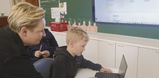 Koululehtiperinne jatkuu Tahviossa Tahvion koulun luokanopettaja Pirita Saksa ja valinnaisaineryhmän Veikka keskustelevat koululehden teon vaiheista. Kuva: Katariina Mäkinen-Önsoy.