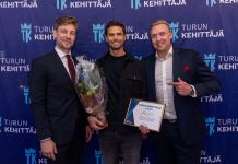 Peter Sarlinille Turun Kehittäjä 2025 -tunnustus Niko Hiltunen, Peter Sarlin ja Iiro Junnila. Kuva: Star Image.