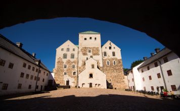 Turun kuudesluokkalaiset juhlivat itsenäisyyspäivää keskiajan tunnelmissa