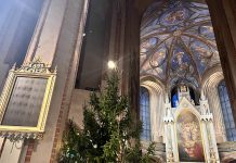 Mieskuoro Naskaleiden joulukonserttikiertue huipentuu Turun tuomiokirkkoon Turun tuomiokirkko on pukeutunut jouluun. Kuva: Katariina Mäkinen-Önsoy.