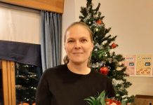 Vuoden lapsellinen teko -diplomi Maija Mehtoselle Naantalin Pelastakaa Lapset ry palkitsi Maija Mehtosen Vuoden lapsellinen teko -diplomilla. Kuva: Naantalin Pelastakaa Lapset ry.