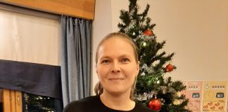 Vuoden lapsellinen teko -diplomi Maija Mehtoselle Naantalin Pelastakaa Lapset ry palkitsi Maija Mehtosen Vuoden lapsellinen teko -diplomilla. Kuva: Naantalin Pelastakaa Lapset ry.