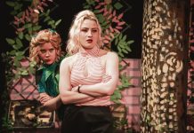 Woody Allen -klassikko tuo leiskuvaa lempeä Jo-Jo Teatteriin Jo-Jo Teatterin talvikautta lämmittää Kesäyön Seksikomedia. Kuva: Hannu Puhakka.