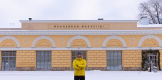 Tapahtumatila Roster Gallery Maaherran makasiiniin Kape Aihinen Maaherran makasiinin edustalla. Kuva: Antton Willberg.
