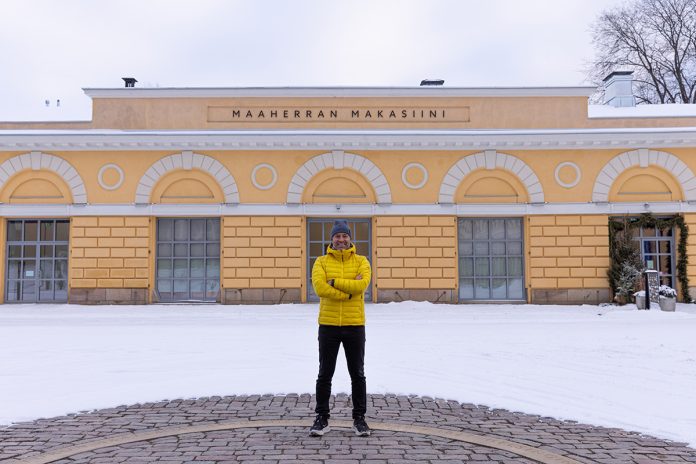 Kape Aihinen Maaherran makasiini web kuva Antton Willberg Kape Aihinen Maaherran makasiinin edustalla. Kuva: Antton Willberg.