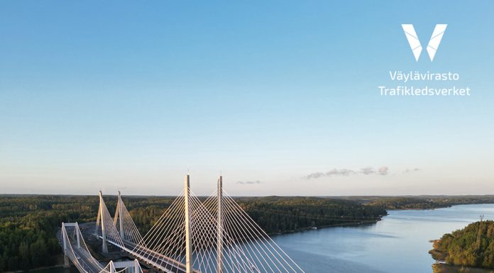 Työt Kirjalansalmen sillan ympäristössä jatkuvat Kirjalansalmen vanha ja uusi silta vierekkäin. Kuva: Väylavirasto.