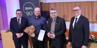 SKALin Kuljetuskuutio-palkinto paikallisyhdistyksille SKALin Kuljetuskuutio 2025 -palkinnon vastaanottivat kaikkien paikallisyhdistysten puolesta SKAL Turku ja Forssan Seudun Ammattiautoilijat. Kuva: Suomen Kuljetus ja Logistiikka SKAL ry.