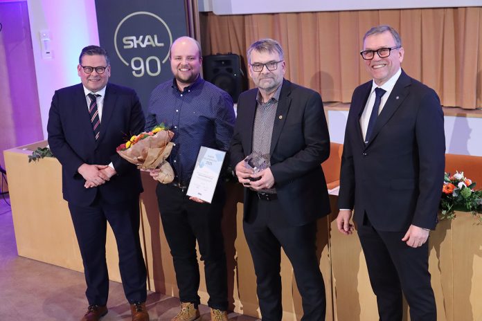 SKALin Kuljetuskuutio 2025 -palkinnon vastaanottivat kaikkien paikallisyhdistysten puolesta SKAL Turku ja Forssan Seudun Ammattiautoilijat. Kuva: Suomen Kuljetus ja Logistiikka SKAL ry.
