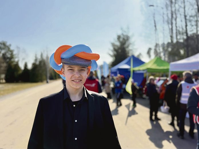 Maskun Tähti -kykykilpailun lastensarjojen päätuomarina toimii maskulaistaikuri Leevi Lehtisalo. Kuva: Maskun kunta.