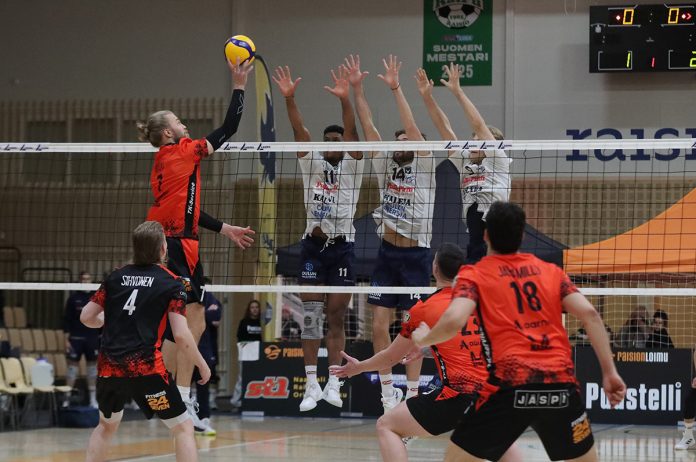 Raision Loimu AC Oulu Volley 260111 web kuva Hannu Tuominen Raision Loimu vastaan AC Oulu Volley 11. tammikuuta. Kuva: Hannu Tuominen.