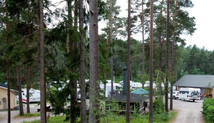 Salorannassa voi nauttia metsästä merimaisemissa, ja silti Naantalin keskustan palvelut ovat vain lyhyen ajomatkan päässä. Kuva: SF-Caravan Naantali ry.