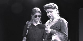 Neljäntienristeys kruunasi Teatteri Akselin juhlavuoden ja jatkaa ohjelmistossa vielä tammikuussa Kuvassa etualalla kunnankätilö Maria (Varpu Jokimaa) sekä lapset Lahja ja Johannes (Marikki Syrjänen ja Alma Pajunen). Kuva: Kauno Takarautio.