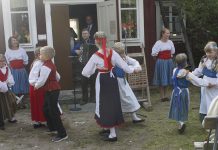 Kansantanssiharrastus sopii kaikenikäisille Turun Kansantanssin Ystävät ry:n pienet tanhuajat Nousiaisten Päivien avajaisissa kotiseutumuseolla. Kuva: Katariina Mäkinen-Önsoy / Turun Seutusanomien arkisto.