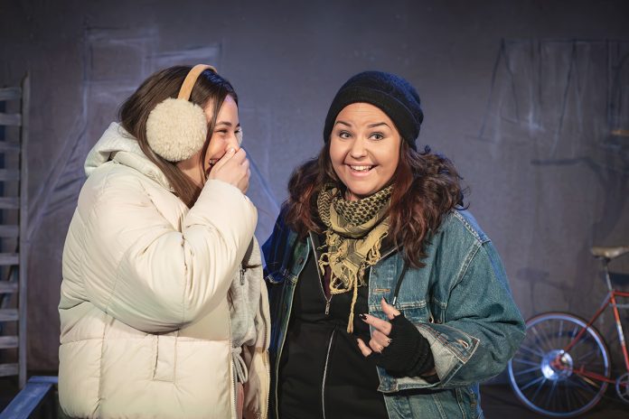 Vi ska ju bara cykla förbi -kantaesityksen Mathilda Kruse ja Daniela Franzell. Kuva: Åbo Svenska Teater.
