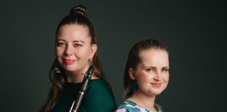 Kantele ja klarinetti svengaavat Kalevalan päivänä Kansanmusiikkiduo Aléa. Kuva: Mikko Malmivaara.