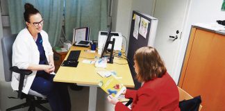 Ikäneuvola palvelee koko Varsinais-Suomen alueella Sairaanhoitaja Noora Kivari työskentelee ikäneuvolassa. Kuva: Varha.