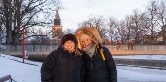 Turun jäälyhtytempaus huipentuu ystävänpäivään Jäälyhtytempauksen aktiivit Ellen Into (vas.) ja Henna Lindeman. Kuva: Eemeli Rantasalo.