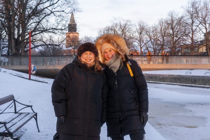 Jäälyhtytempauksen aktiivit Ellen Into (vas.) ja Henna Lindeman. Kuva: Eemeli Rantasalo.