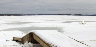 Poikkeukselliset olosuhteet tekevät tuhoja rannoissa Laituri jään keskellä. Kuva: A-Laiturit Oy.