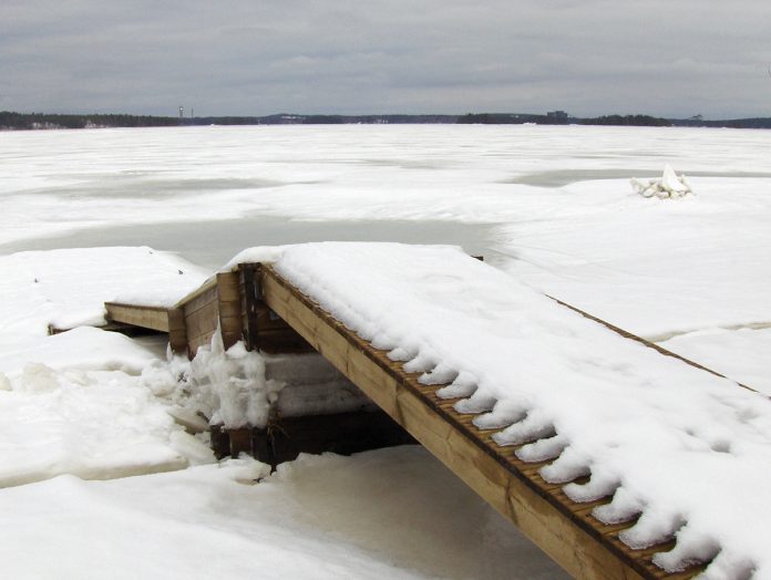 Laituri jään keskellä. Kuva: A-Laiturit Oy.