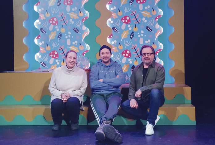 Kaisa Hela, Petja Lähde ja Heikki Hela Kaiken se kestää -komediamusikaalin harjoituksissa. Teos saa kantaesityksensä 13.2. Linnateatterissa, Turussa. Kuva: Katariina Mäkinen-Önsoy.