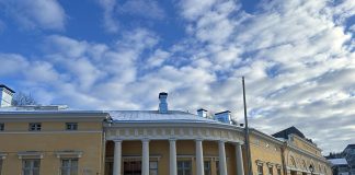 Aurajoen rannassa käynnissä Maaherran makasiinin A-siiven peruskorjaus tuomiokirkon kupeessa. Kuva: Pöytyän Rakennus Oy.