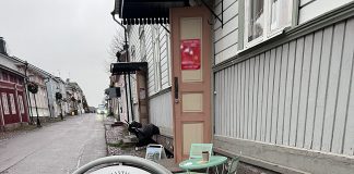 Kalevalan päivän tapahtuma Kullervon ja Heporaudan äärellä Naantalin raatihuone. Kuva: Turun Seutusanomien arkisto / Katariina Mäkinen-Önsoy.