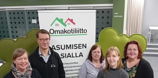 Paikallinen omakotiyhdistys tukee aktiivista ja avointa keskusteluyhteyttä Nousiaisissa Nousiaisten Omakotiyhdistys ry:n hallitukseen kuuluvat Päivi Rantanen, Tinja Moilanen ja Päivi Tölli. Yhdistystä olivat perustamassa myös Varsinais-Suomen piirin puheenjohtaja Kristiina Engström ja Omakotiliiton järjestöpäällikkö Sami Toivanen. Kuva: Maija Salo.