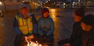 Turun kauppatori kutsuu nuotion äärelle Reppuretken pop up -nuotio. Kuva: Reppuretki / Anni Savolainen.