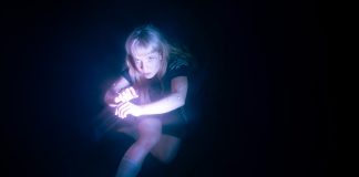 Turkulaisen Ehkä-tuotannon kevätkausi on täynnä tanssi- ja esitystaidetta Sointu Saraste ja työryhmä: Us who glow in the dark. Kuva: Aino Kontinen.