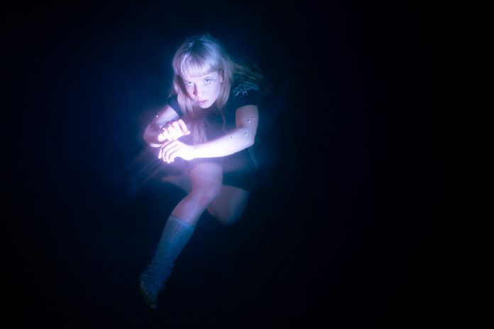 Sointu Saraste ja työryhmä: Us who glow in the dark. Kuva: Aino Kontinen.