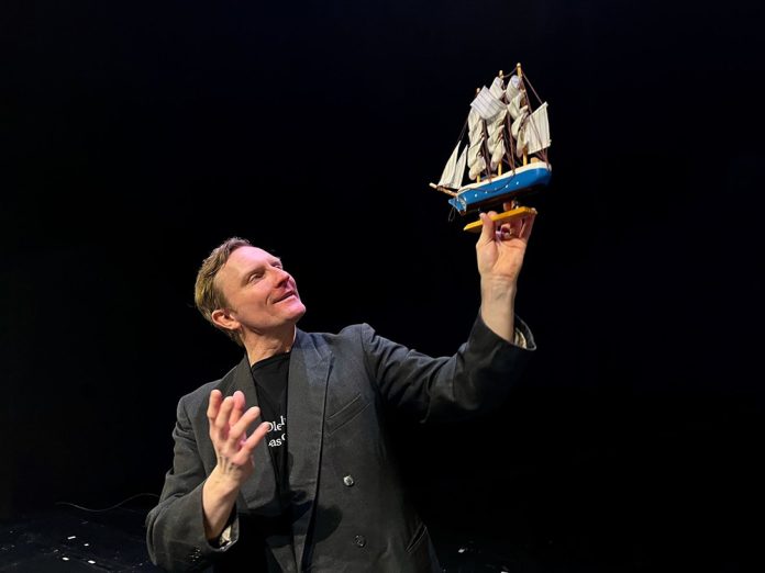 Tuukka Vasama vie katsojat kiehtovalle matkalle rakastetun kirjailijan sielunmaisemaan. Kuva: Marielle Eklund-Vasama.