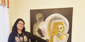 Katseita-näyttely Tuorlan Majatalossa Vilma Sinivaara Ghost (2026) -teoksensa kanssa Tuorlan Majatalossa. Kuva: Tuorlan Majatalo Oy.