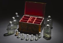 Apteekkimuseossa uusi näyttely kansanlääkinnästä Koti- ja matka-apteekki 1800-luvun alusta. Kuva: Turun kaupunginmuseo.