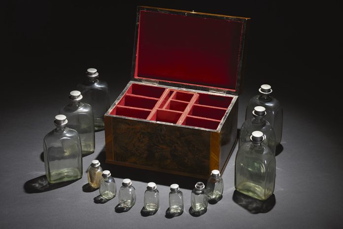 Koti- ja matka-apteekki 1800-luvun alusta. Kuva: Turun kaupunginmuseo.