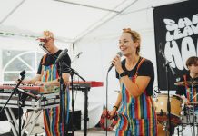 Paikallisia muusikoita Turun Beatles-tribuuttitapahtumassa Paraisten vuoden 2025 kulttuuripalkinnon saaja She's Leaving Home on esiintynyt niin kotimaassa kuin ulkomailla. Kuva: Lotta Tamminen.