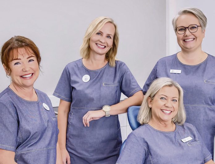 Suuhygienistit Kirsi Aunio, Emilia Paakkunainen, Nina Tattari-Porkola ja Sanna Järvinen. Kuva: Pirita Aho.