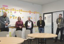 E18-hankkeen yleisötilaisuus pidetään Raision Martinsalissa Raision kaupungin E18-hankkeen projektipäällikkö Heikki Voutilainen, Väyläviraston projektipäällikkö Mervi Kulha ja vastaava projektipäällikkö Mauri Mäkiaho, sekä Destialta allianssin projektipäällikkönä toimiva Jaakko Vanha-Kuitti ja suunnittelun ohjauksesta vastaava Ville Suntio kertoivat medialle hankekuulumisia 12. maaliskuuta. Kuva: Katariina Mäkinen-Önsoy.