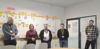 E18-hankkeen yleisötilaisuus pidetään Raision Martinsalissa Raision kaupungin E18-hankkeen projektipäällikkö Heikki Voutilainen, Väyläviraston projektipäällikkö Mervi Kulha ja vastaava projektipäällikkö Mauri Mäkiaho, sekä Destialta allianssin projektipäällikkönä toimiva Jaakko Vanha-Kuitti ja suunnittelun ohjauksesta vastaava Ville Suntio kertoivat medialle hankekuulumisia 12. maaliskuuta. Kuva: Katariina Mäkinen-Önsoy.