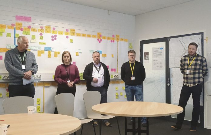 Raision kaupungin E18-hankkeen projektipäällikkö Heikki Voutilainen, Väyläviraston projektipäällikkö Mervi Kulha ja vastaava projektipäällikkö Mauri Mäkiaho, sekä Destialta allianssin projektipäällikkönä toimiva Jaakko Vanha-Kuitti ja suunnittelun ohjauksesta vastaava Ville Suntio kertoivat medialle hankekuulumisia 12. maaliskuuta. Kuva: Katariina Mäkinen-Önsoy.