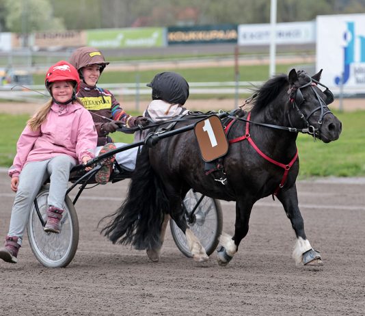 10-vuotias Hertta Karvonen debytoi raveissa – Turun Metsämäen ilmainen ravitapahtuma kutsuu koko perheen paikalle Hertta Karvonen, Matilda Korpi, poniurheilu, ponilähdöt, Metsämäen ravirata, Turun Hippos ry, Turku, Metsämäki