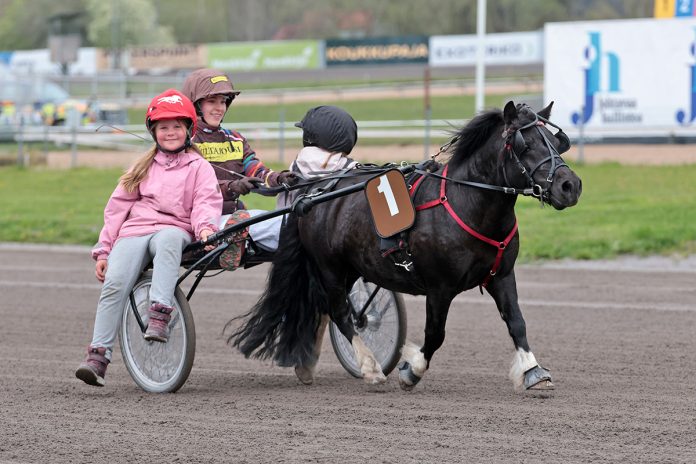 Hertta Karvonen, Matilda Korpi, poniurheilu, ponilähdöt, Metsämäen ravirata, Turun Hippos ry, Turku, Metsämäki
