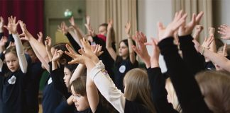 Lasten musiikkijuhlat käynnissä Turussa Tutti Frutin kuorolaisia harjoituksissa 28.2. Kuva: Sade Etelä.