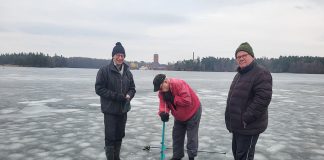 Mittaustulos: Littoistenjärvessä oli taas jäätä – liikkuminen nyt riskialtista Leijonaveljet Lauri Ylikylä, Lars Stjernvall ja Jukka Haroma Littoistenjärven jäällä. Kuva: Olavi Hiekka.