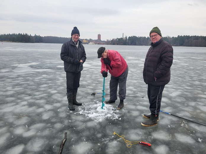 Leijonaveljet Lauri Ylikylä, Lars Stjernvall ja Jukka Haroma Littoistenjärven jäällä. Kuva: Olavi Hiekka.